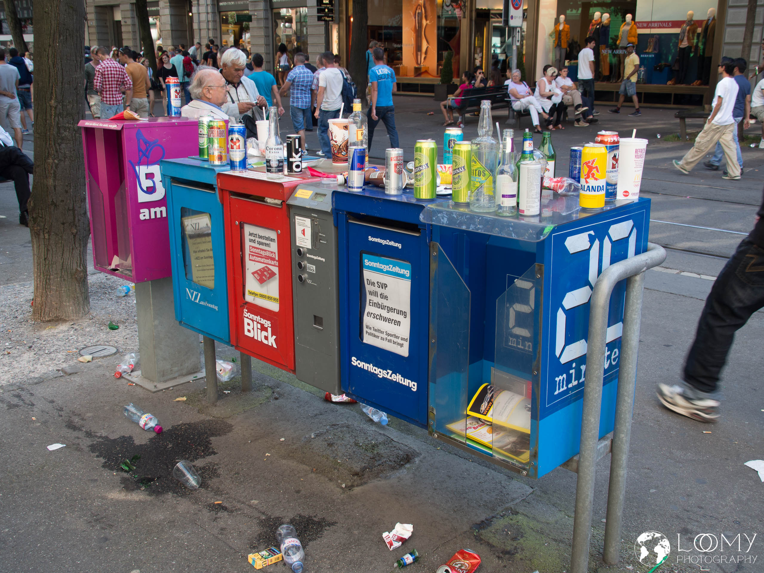 Mülleimer sind voll, da müssen Zeitungskästen herhalten