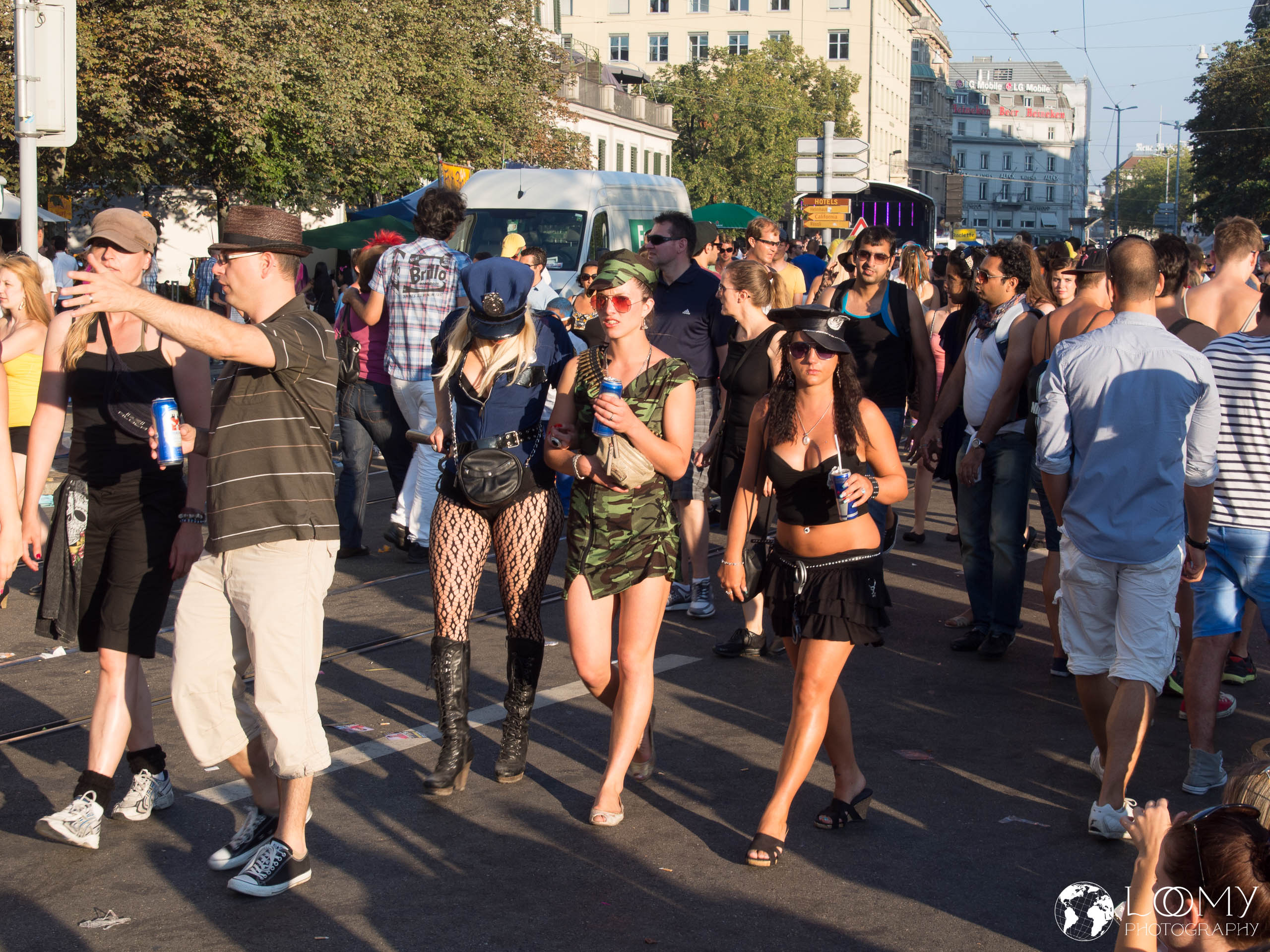 In Uniform. Mit dem Gleichschritt happert's noch.
