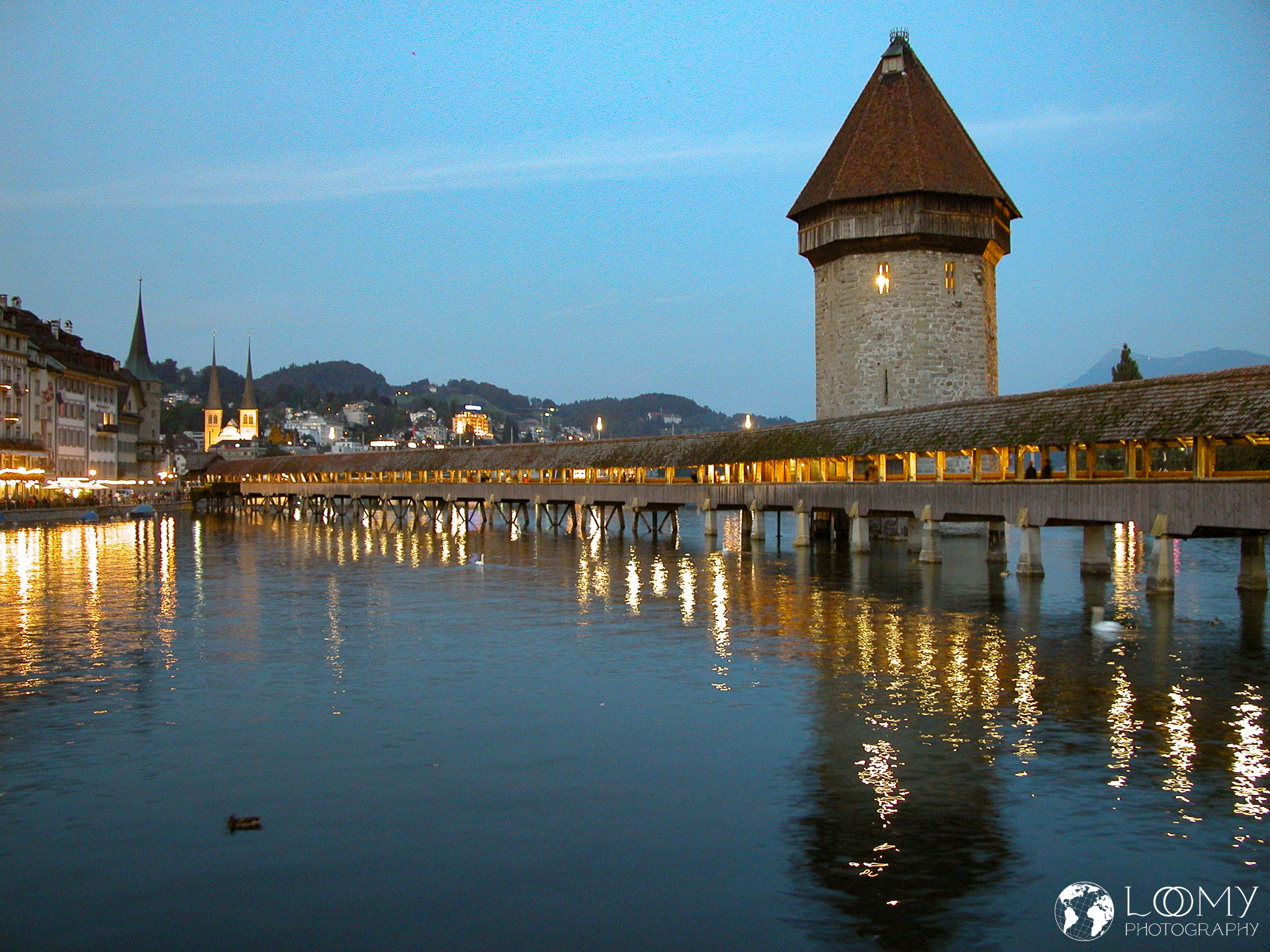 Holzbrücke und Wasserturm