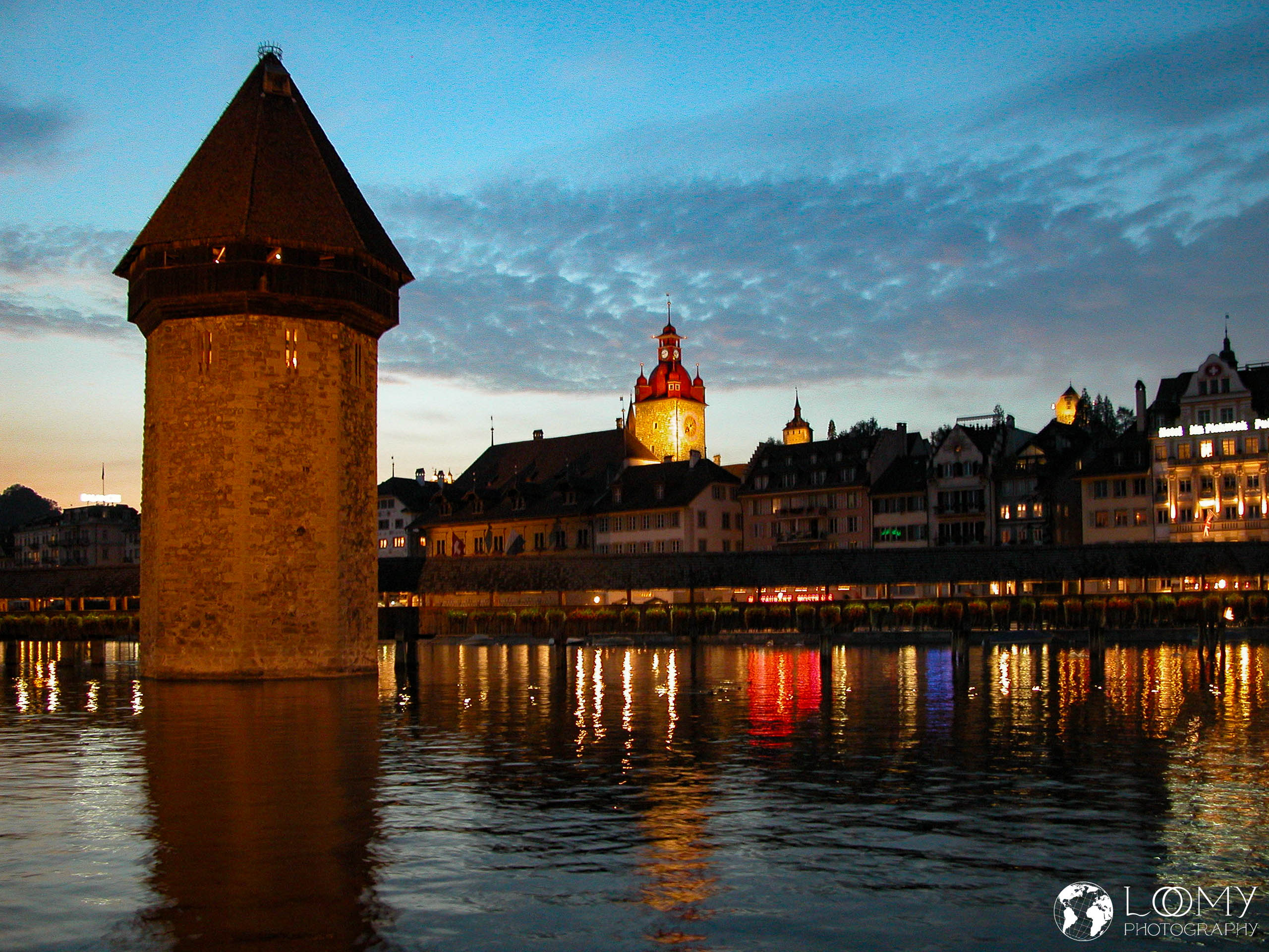 Holzbrücke und Wasserturm