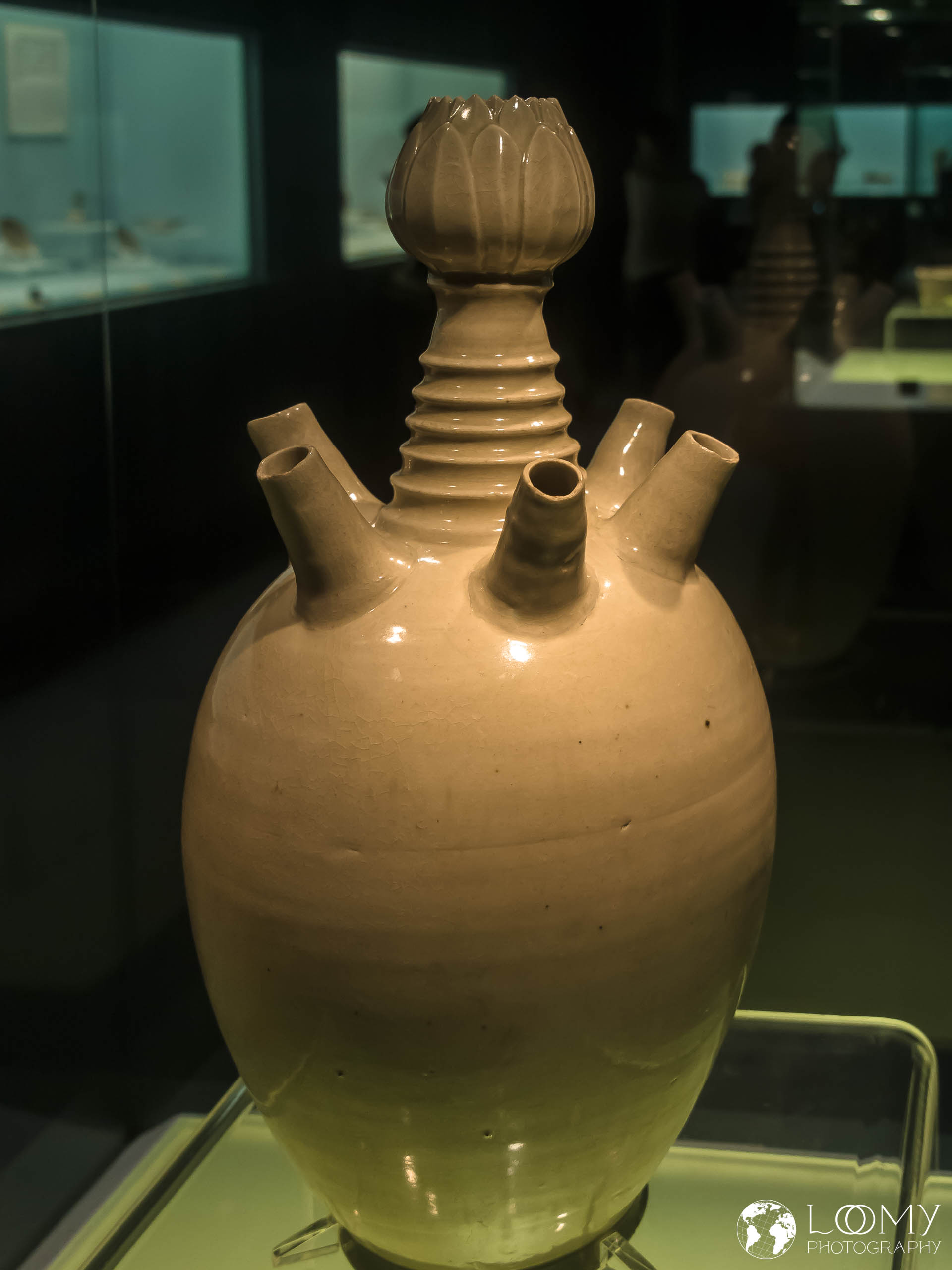 Weiss-glasierte Vase mit Lotusblüte