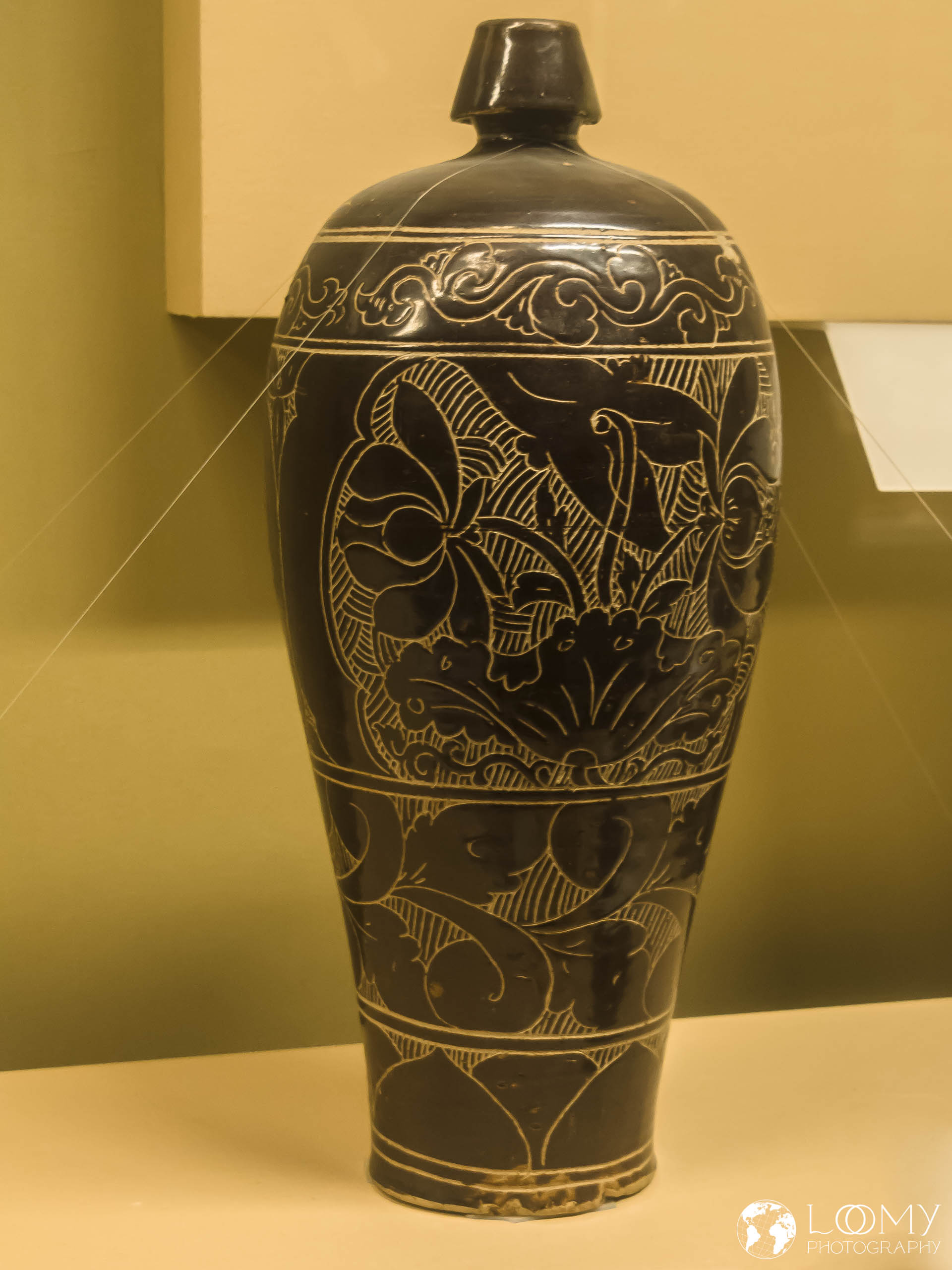 Schwarz-glasierte Vase