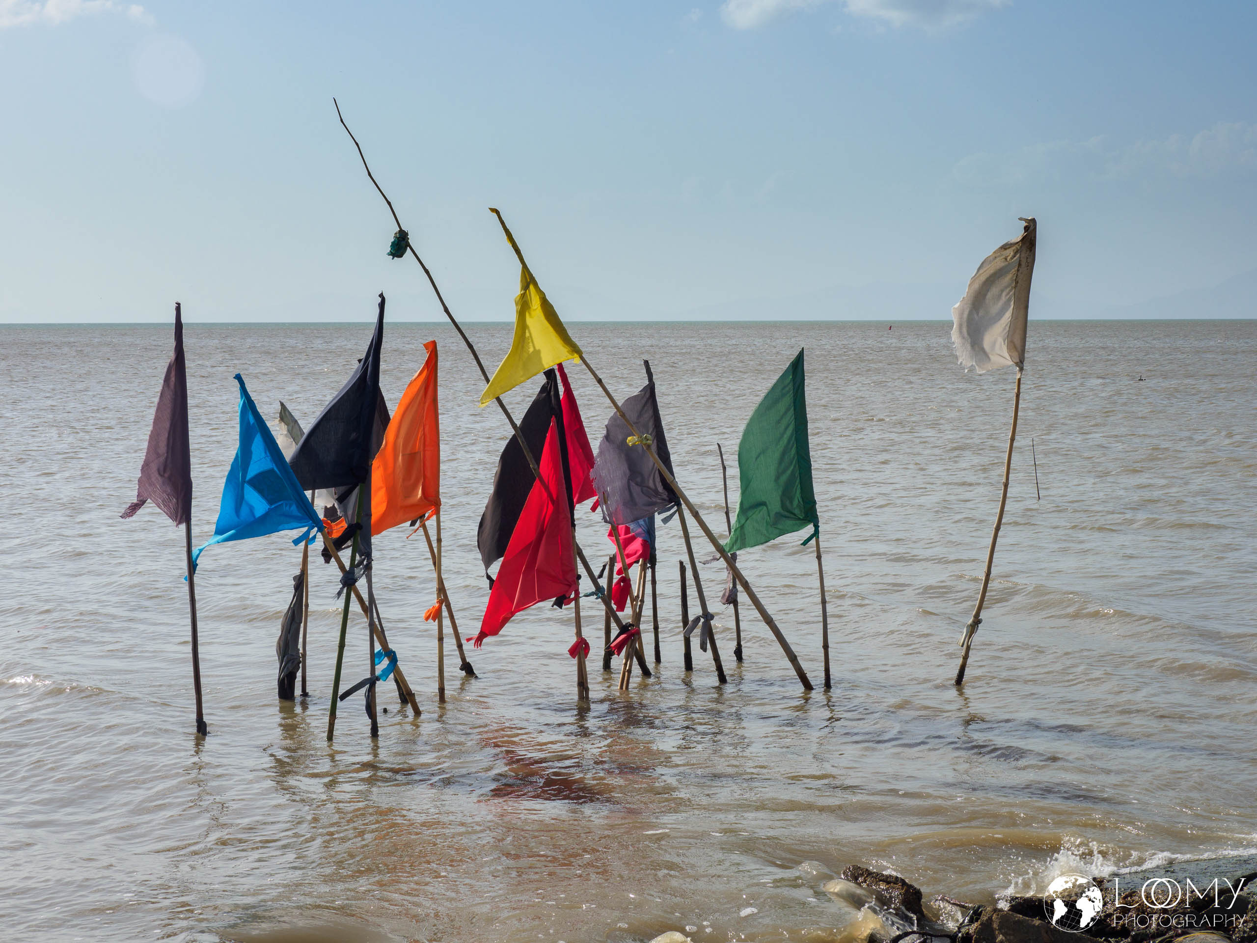 Fahnen vor Hindu-Tempel
