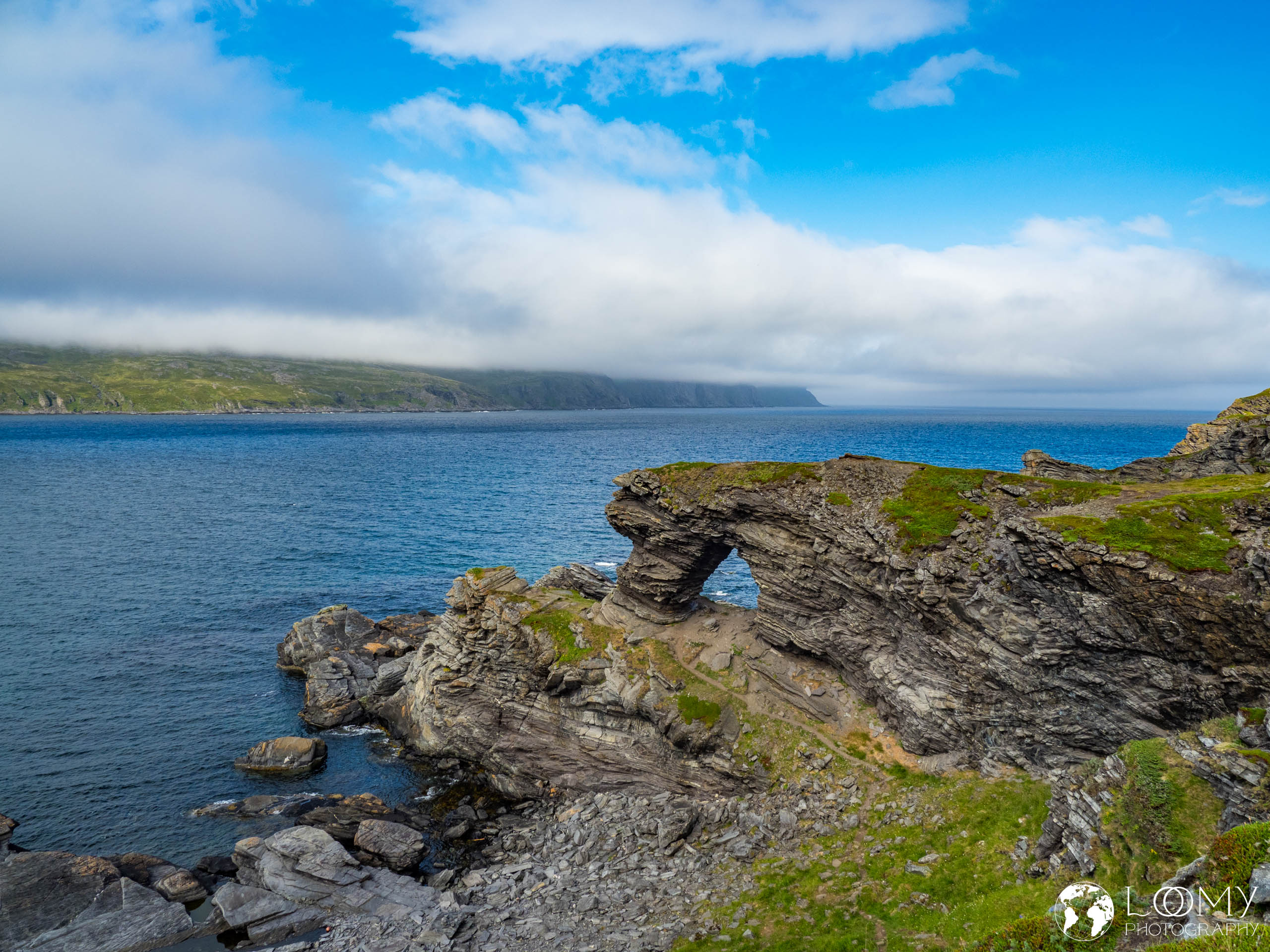 Felstor mit Nordkap im Hintergrund